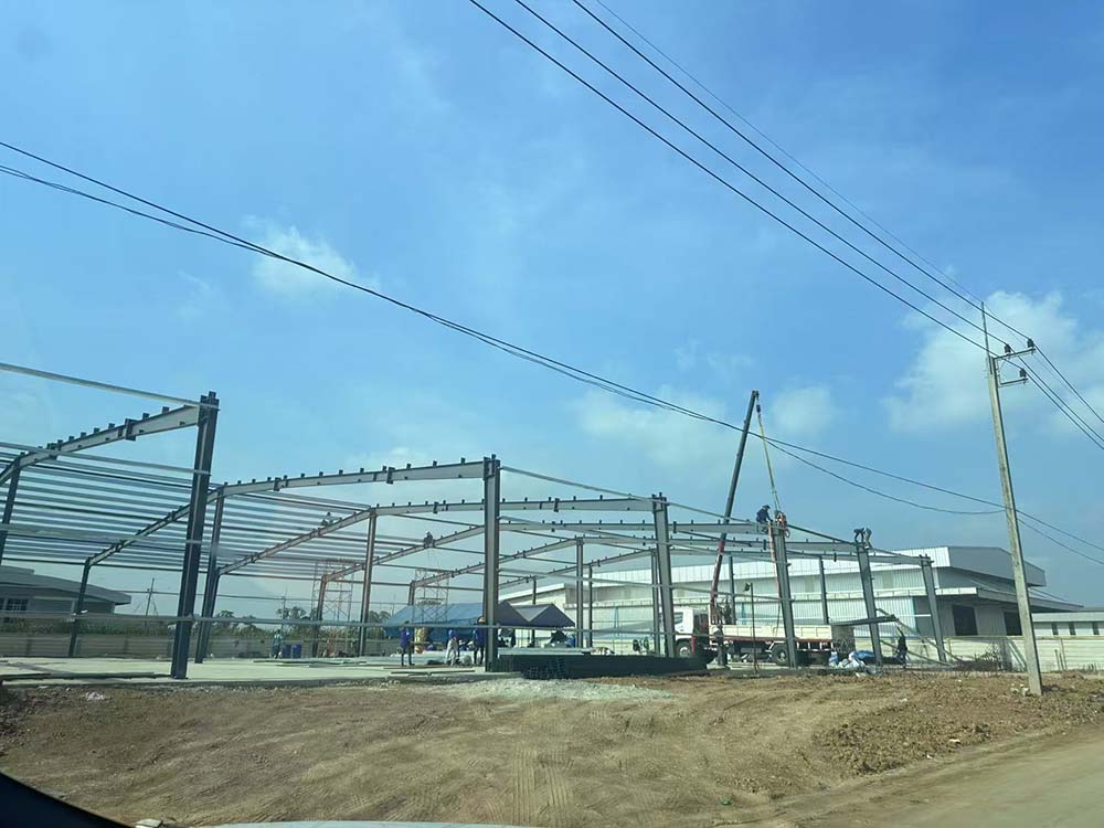 On-site view of steel frame erection for a 50m × 40m × 6m steel structure building in Thailand