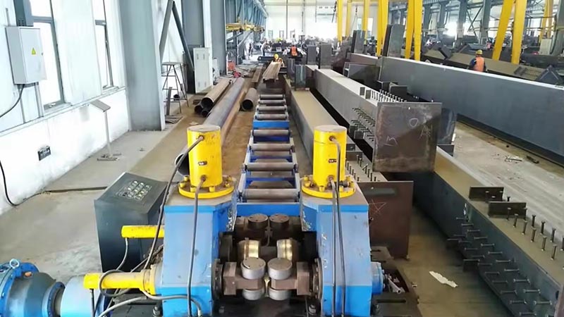 Steel straightening machine to correct beam alignment and improve dimensional accuracy