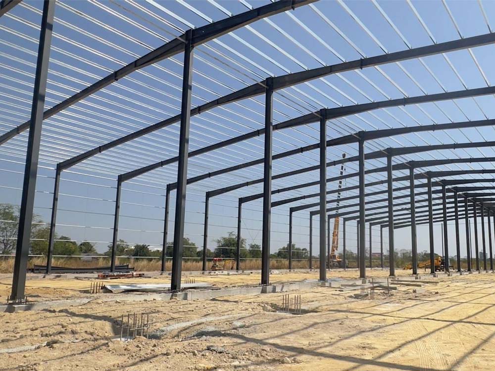 On-site photo showing steel structure installation progress for a 60m×155m×8m building in Thailand