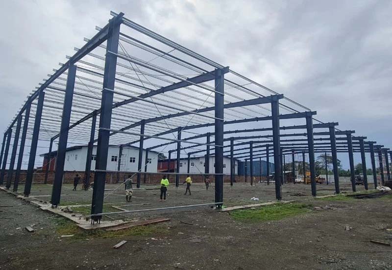 Steel frame erection progress of 40m × 60m warehouse building in the Solomon Islands